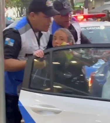 Mãe e filha residentes no McDonald’s do Leblon são levadas à delegacia após praticarem ofensas raciais.