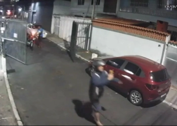VÍDEOS: Baloeiros invadem vila na Zona Oeste do Rio para recuperar artefato caído; incêndio por pouco não ocorre