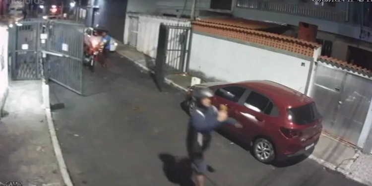 VÍDEOS: Baloeiros invadem vila na Zona Oeste do Rio para recuperar artefato caído; incêndio por pouco não ocorre