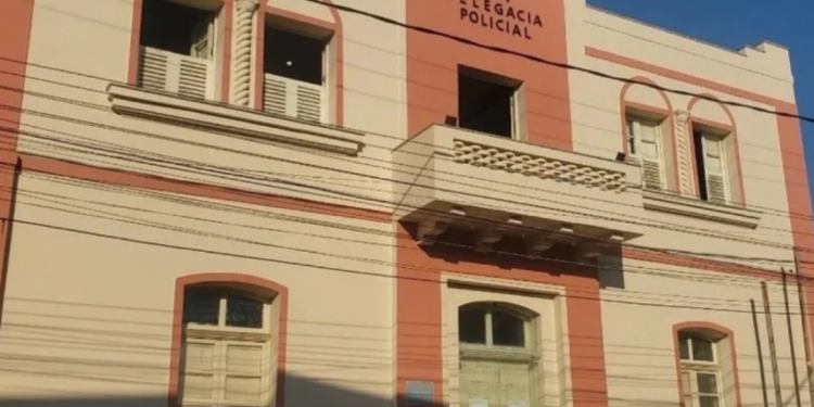 Mulher fere gravemente companheiro durante discussão; defesa alega violência doméstica