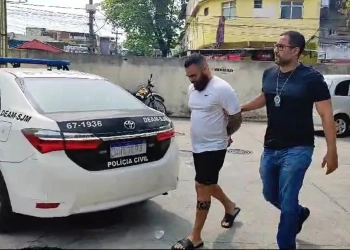 Homem é preso por tentativa de feminicídio após vítima pular de varanda para escapar de tiros