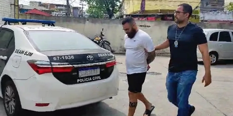 Homem é preso por tentativa de feminicídio após vítima pular de varanda para escapar de tiros