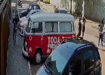 Mulher com bebê no colo escapa de assalto em Caxias; assista ao vídeo