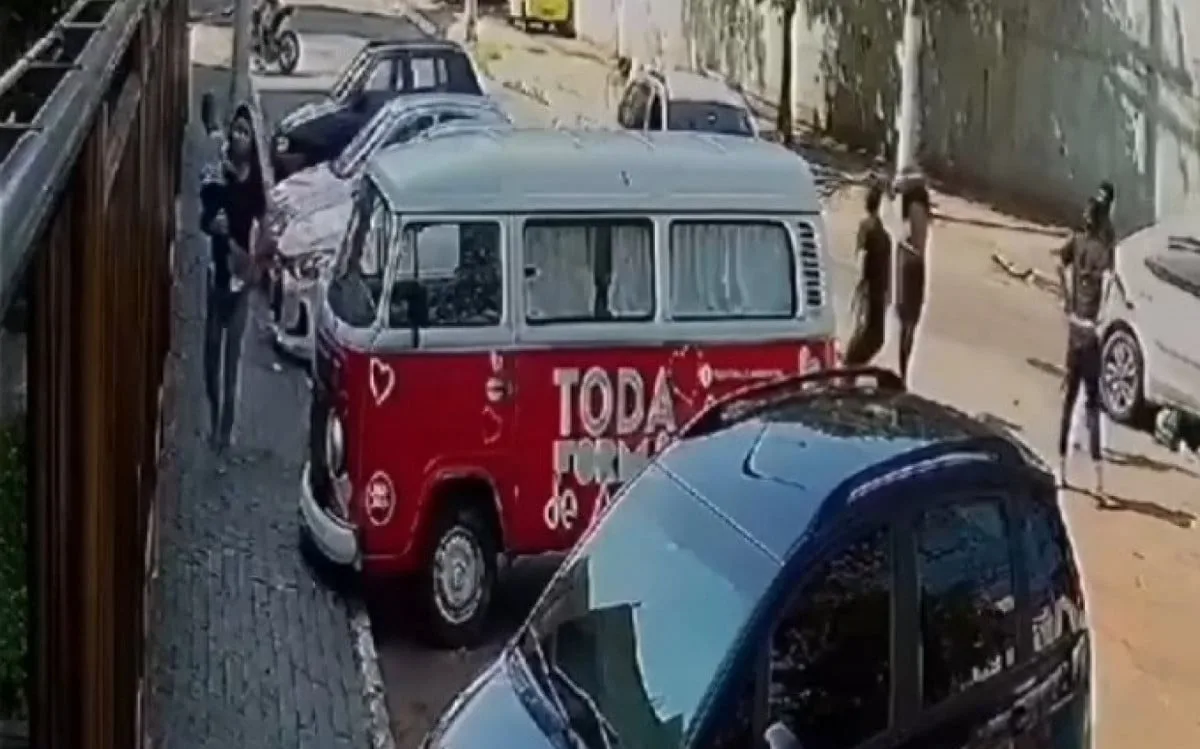 Mulher com bebê no colo escapa de assalto em Caxias; assista ao vídeo