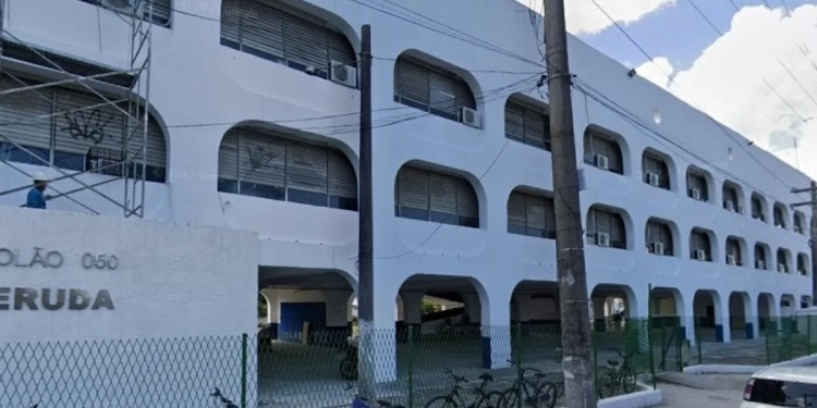 Homem invade escola e ameaça funcionários no Rio