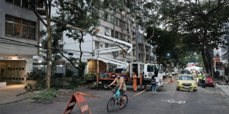 Corte irregular na raiz de árvore em Laranjeiras provoca queda e fere adolescente