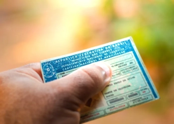 O auxílio-doença pode levar você a perder a licença de motorista? Compreenda os perigos para sua CNH.