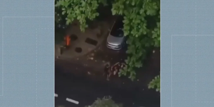 Tentativa de assalto em Copacabana: mulher é agredida por dois homens; vídeo registra o crime