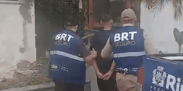 Homem é Detido com Celulares Furtados em Estação do BRT na Zona Oeste