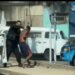 VÍDEO: Motorista Reage a Assalto e Arrasta Ladrão até Viatura da PM na Avenida Brasil