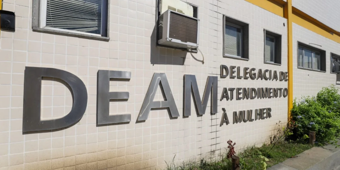 Jovem é preso em flagrante por abusar e espancar mãe de amigo