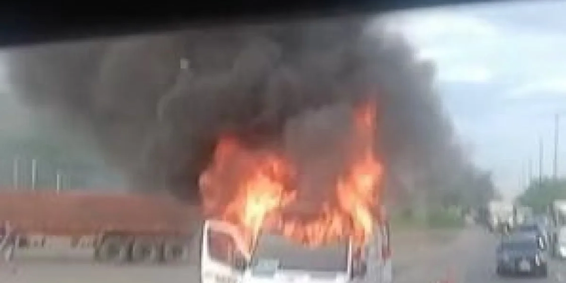 Ambulância do Samu Pega Fogo e Interrompe Tráfego na Avenida Brasil