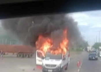 Ambulância do Samu Pega Fogo e Interrompe Tráfego na Avenida Brasil