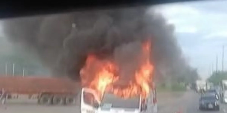 Ambulância do Samu Pega Fogo e Interrompe Tráfego na Avenida Brasil