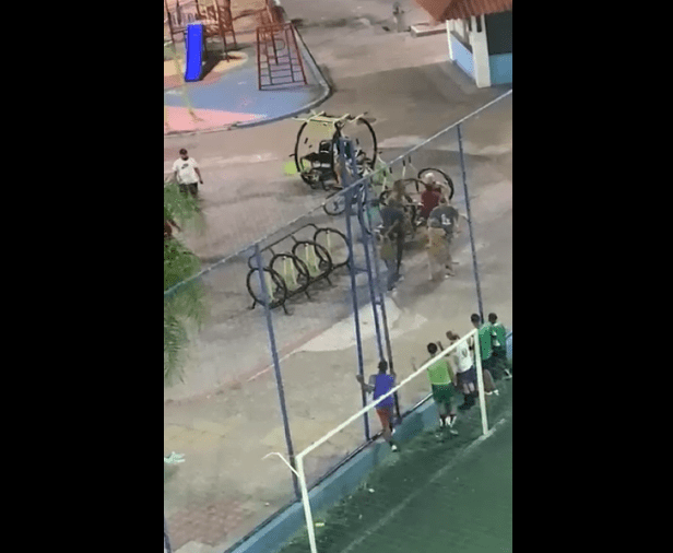 VÍDEO: Pastor agride mulheres durante pregação em praça