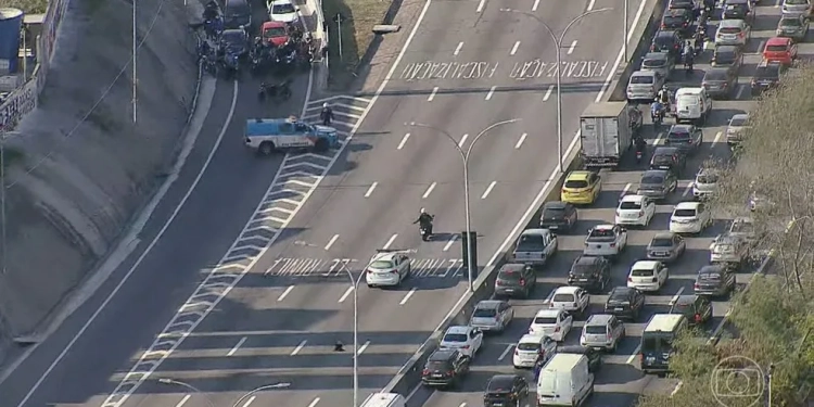 Linha Vermelha é Fechada para Transporte de Órgão para Transplante