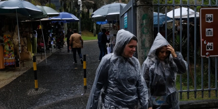 Rio de Janeiro terá dias de chuva forte e ventania até sábado com chegada de frente fria