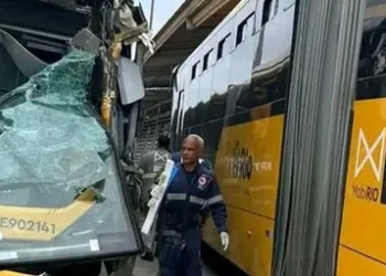 Colisão entre dois ônibus do BRT causa transtorno na Zona Oeste nesta manhã