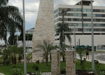 Obelisco da praça Francisco Barbosa passa por revitalização, na Avenida Cesário de Melo