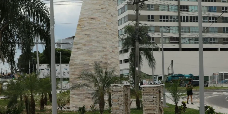 Obelisco da praça Francisco Barbosa passa por revitalização, na Avenida Cesário de Melo