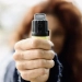 Distrito Federal Libera Uso de Armas de Choque e Spray de Pimenta para Defesa Pessoal de Mulheres