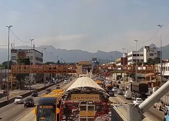 Mulher morre e homem fica ferido em grave acidente na avenida Brasil