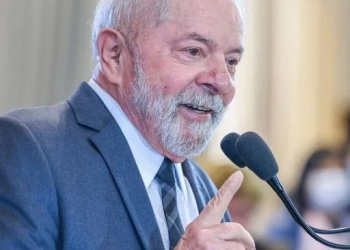Após cirurgia delicada na cabeça, Lula se recupera na UTI sob monitoramento constante