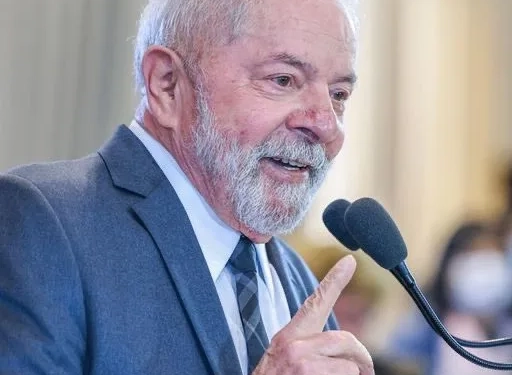 Após cirurgia delicada na cabeça, Lula se recupera na UTI sob monitoramento constante