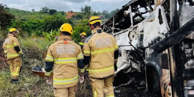 Motorista de caminhão suspeito de causar tragédia na BR-116 em Teófilo Otoni se entrega à polícia