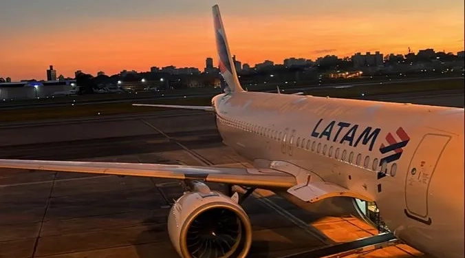 Avião da Latam Perde Comunicação e Declara Emergência sobre Brasília