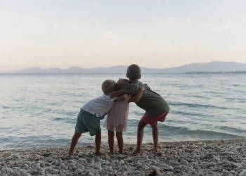 Filhos do meio são mais agradáveis, humildes e honestos do que os irmãos, aponta estudo.
