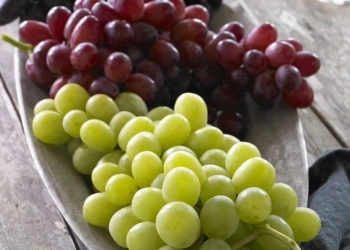 O Segredo Sob a Mesa: A Simpatia das Uvas e o Amor no Ano-Novo