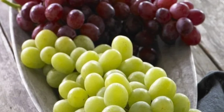 O Segredo Sob a Mesa: A Simpatia das Uvas e o Amor no Ano-Novo