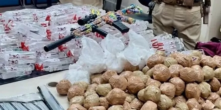 PRF prende papai Noel doidão com a sacola cheio de coisas ilicitas no Rio