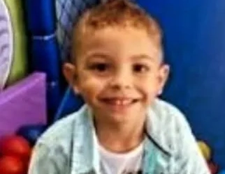 Menino de 4 anos morre baleado no Rio em confronto envolvendo os pais