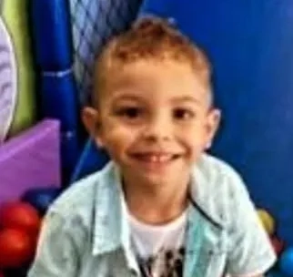 Menino de 4 anos morre baleado no Rio em confronto envolvendo os pais