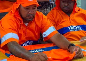 Comlurb Inicia Entrega de Novos Uniformes para Garis com Tecnologia Dry Fit