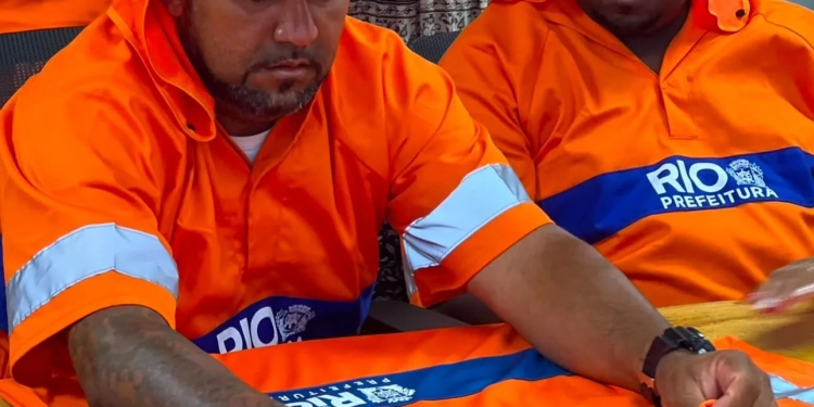 Comlurb Inicia Entrega de Novos Uniformes para Garis com Tecnologia Dry Fit