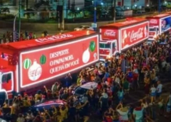 ( Video) Papai Noel é apredejado em caravana da Coca-Cola
