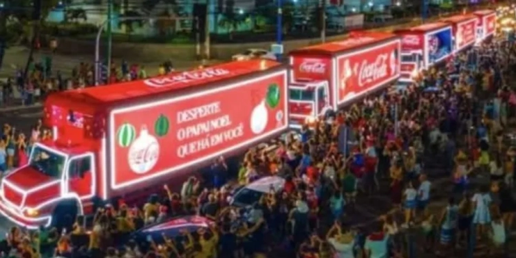 ( Video) Papai Noel é apredejado em caravana da Coca-Cola