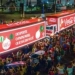 ( Video) Papai Noel é apredejado em caravana da Coca-Cola