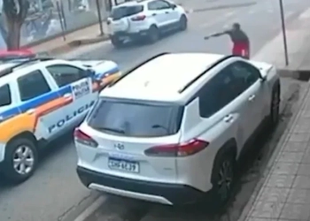 ( Vídeo) Homem Joga Garrafa em Viatura da Polícia Militar para Ser Preso e ‘Largar as Drogas’