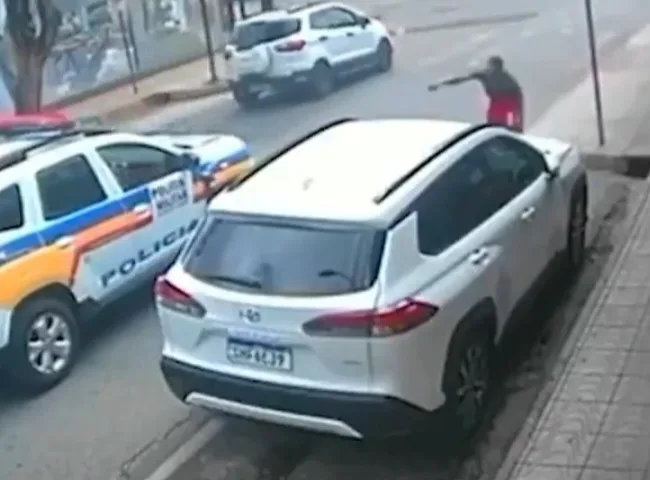 ( Vídeo) Homem Joga Garrafa em Viatura da Polícia Militar para Ser Preso e ‘Largar as Drogas’