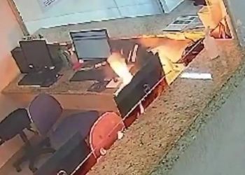 ( Video) Mulher ateia fogo em recepção de hospital após perder filho