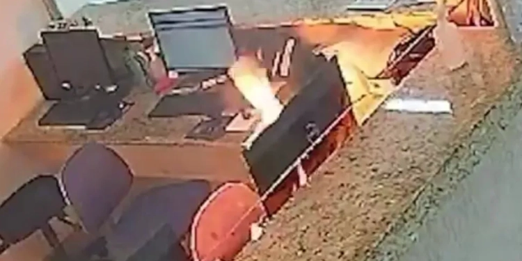 ( Video) Mulher ateia fogo em recepção de hospital após perder filho