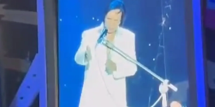 ( Vídeo) Roberto Carlos Perde a Paciência e Dá Bronca Durante Show: ‘Não Continuo