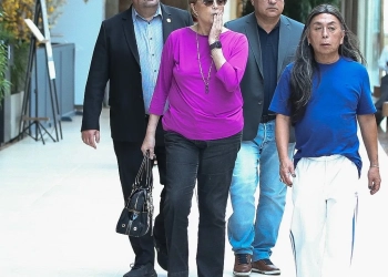 Ex-Presidenta Dilma Rousseff é vista em passeio num shopping da Zona Oeste do Rio