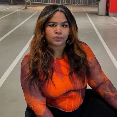 Mistério à Mesa: Tragédia Encerra Carreira de Influenciadora aos 27 Anos