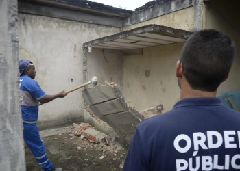 Demolição de prédio irregular marca ação da prefeitura na Zona Oeste do Rio