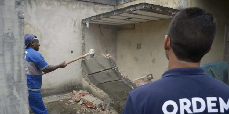 Demolição de prédio irregular marca ação da prefeitura na Zona Oeste do Rio